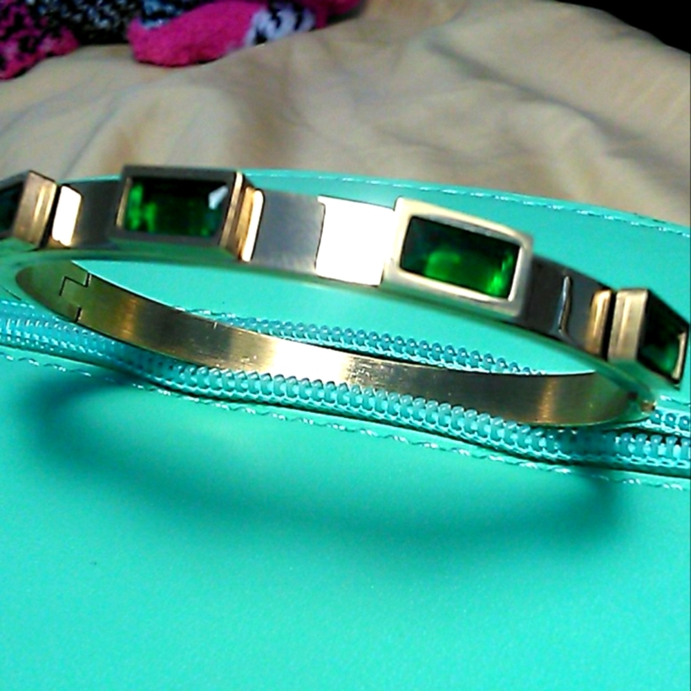 BNIP BOUTIQUE FASHION BRACELET GOLD TONE W/ GREEN GLASS GORGEOUS GIFT